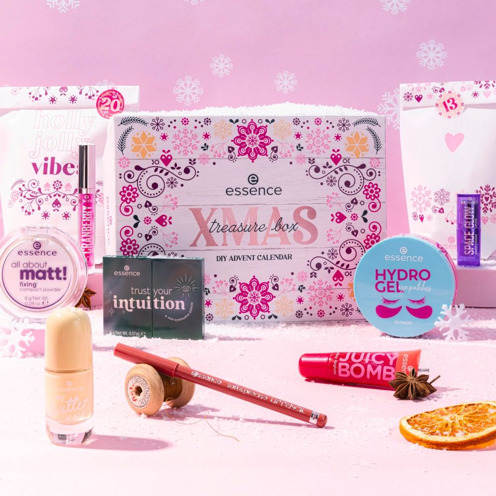 Essence Adventskalender mit Produkten. Enthält Lippenstift, Lidschatten, Nagellack, Augenpads und mehr.
