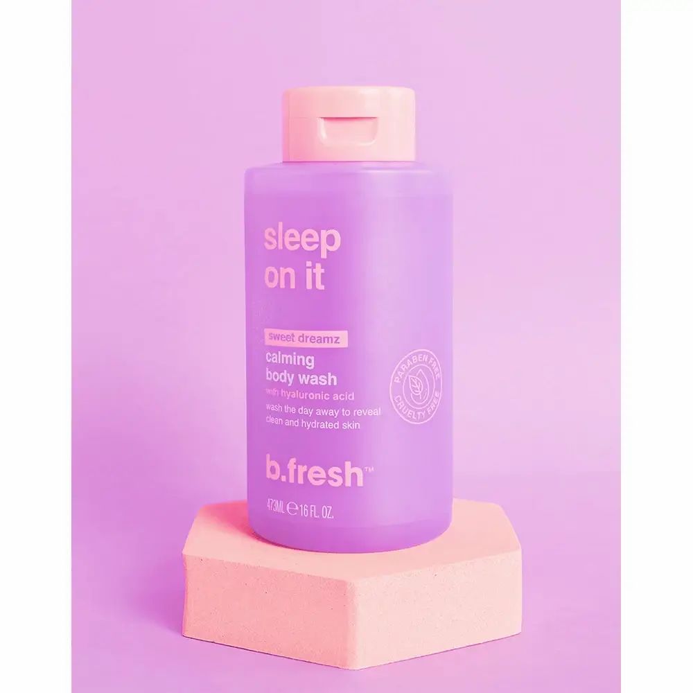 Lila Flasche mit rosa Deckel auf rosa Podest. Text: Sleep On It, Calming Body Wash, b.fresh. Paraben- und tierversuchsfrei.