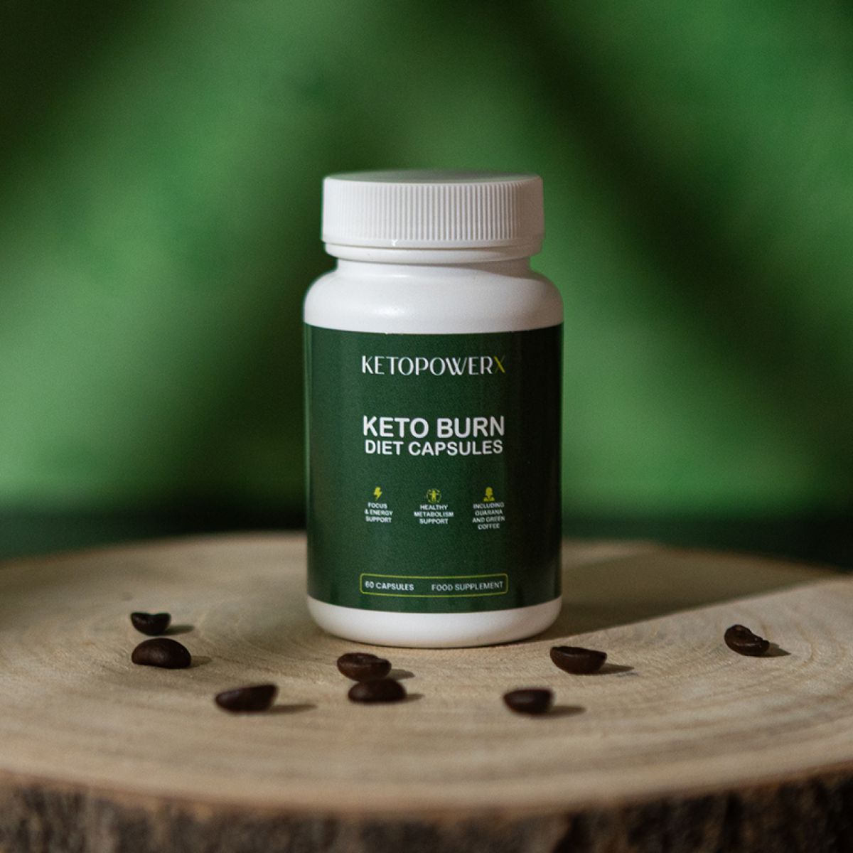 Eine weiße Flasche mit grünem Etikett und Kaffeebohnen auf einem Holzbrett. Auf dem Etikett steht "KETOPOWERX" und "KETO BURN DIET CAPSULES".