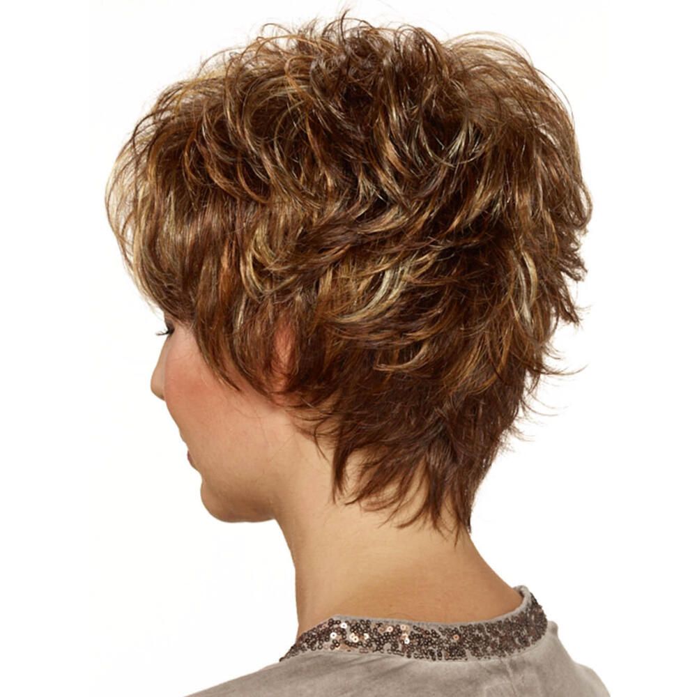 Kurzhaarperücke mit braunen und blonden Strähnen. Rückansicht einer Frau.