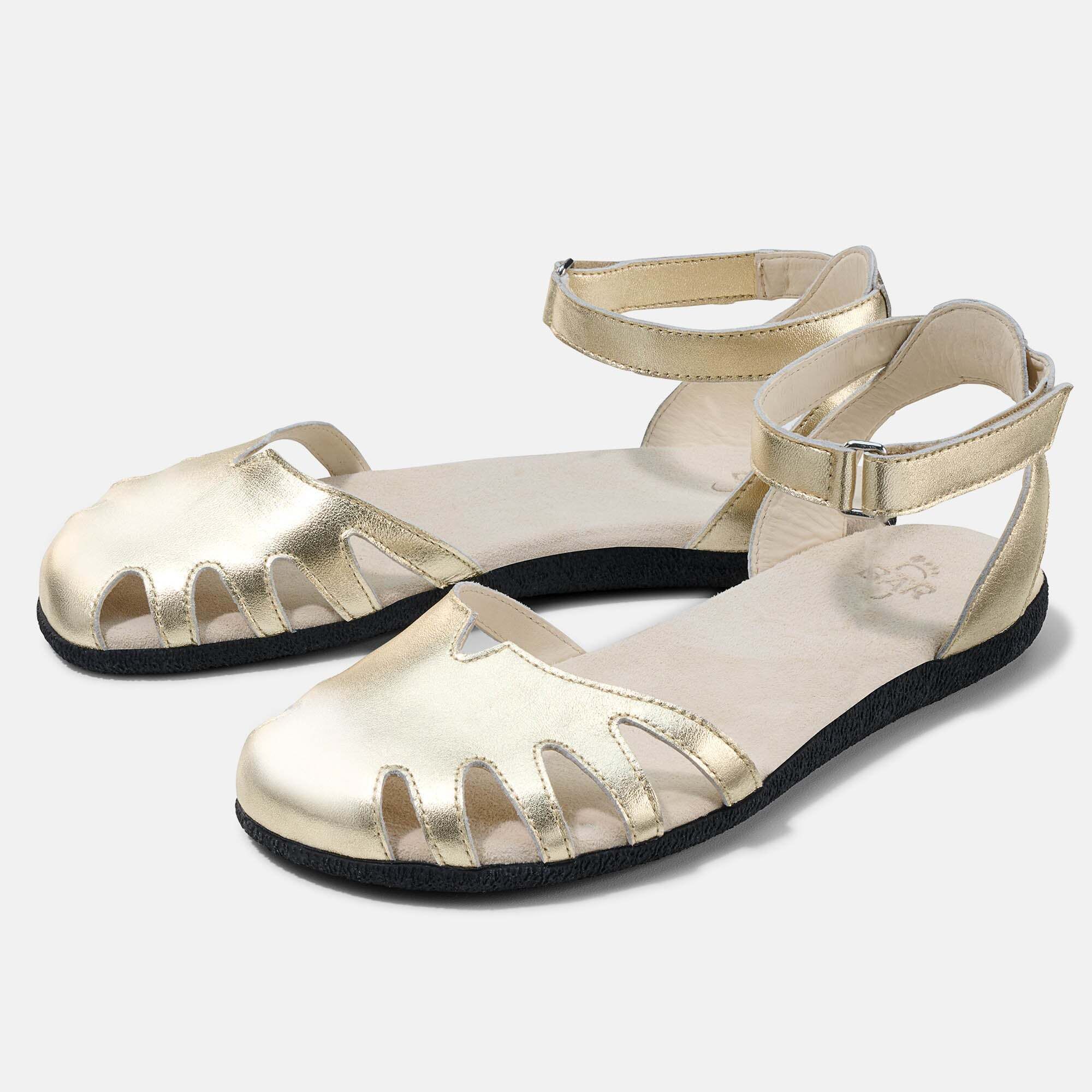 Goldene Damensandalen mit verstellbarem Knöchelriemen und offenem Zehenbereich.