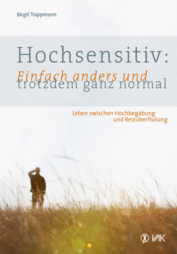 Buchcover. Titel: Hochsensitiv: Einfach anders und trotzdem ganz normal. Autor: Birgit Trappmann. Abbildung: Person in Natur, Text.
