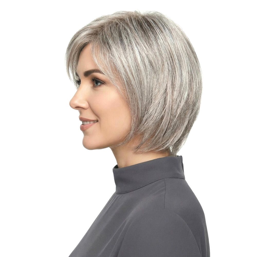 Perücke mit grau-meliertem Haar, kinnlang, mit Pony. Die Frau trägt ein graues Oberteil. Seitenansicht.