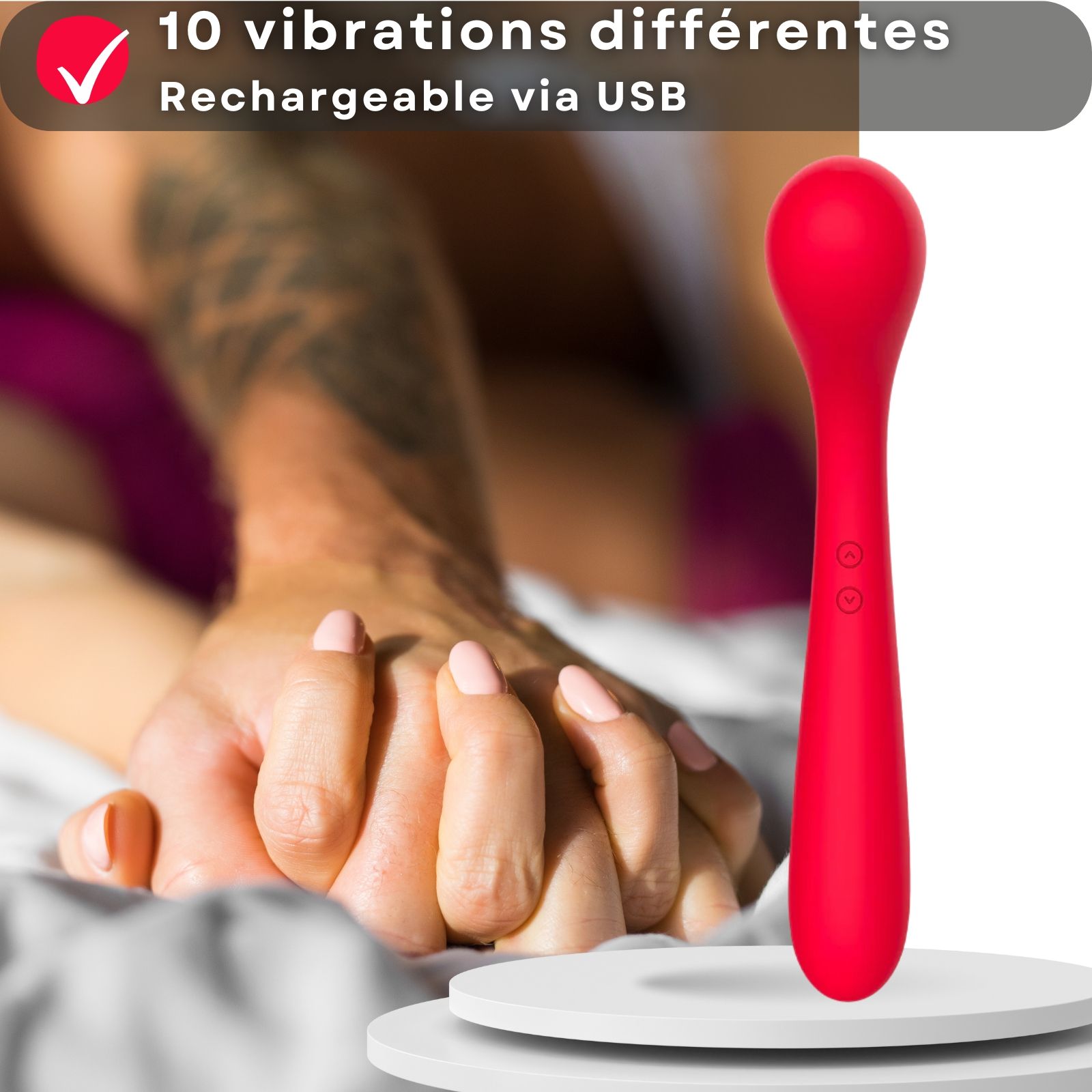 Roter Vibrator. 10 Vibrationen. Wiederaufladbar über USB. Auf weißer Plattform.