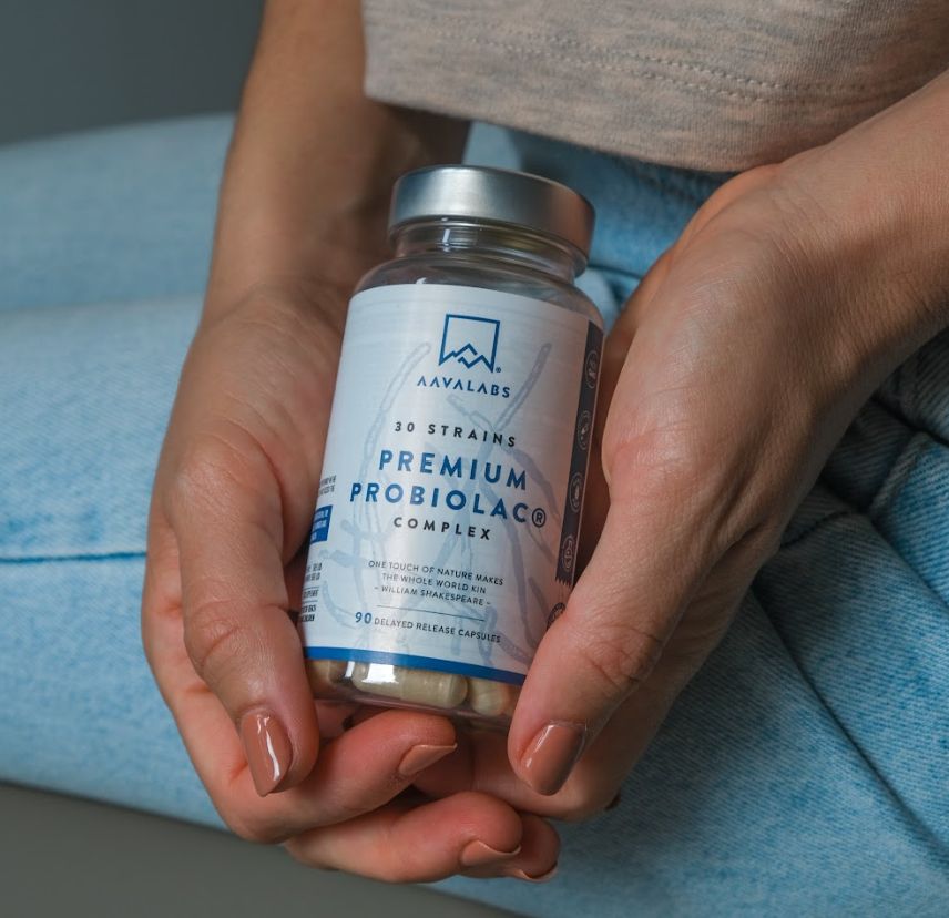 Person hält eine Flasche Aavalabs Premium Probiolac Kapseln. 90 verzögerte Freisetzung Kapseln.