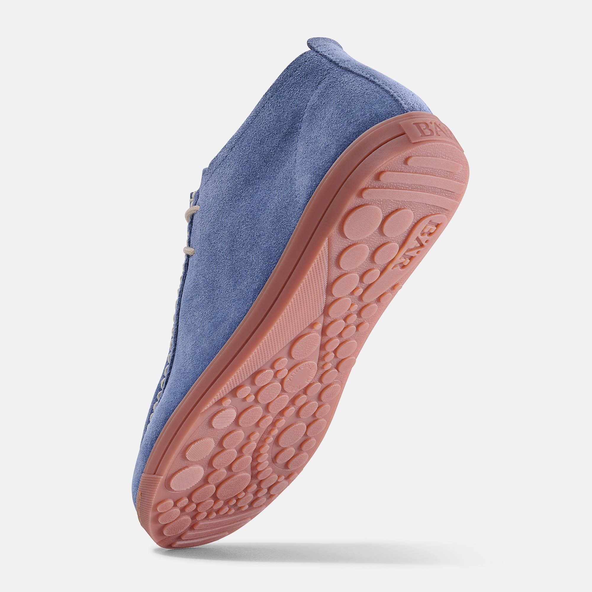 Blaue Wildleder-Stiefelette mit brauner Sohle. Unterseite der Sohle mit Noppen. Hellbraune Schnürsenkel.