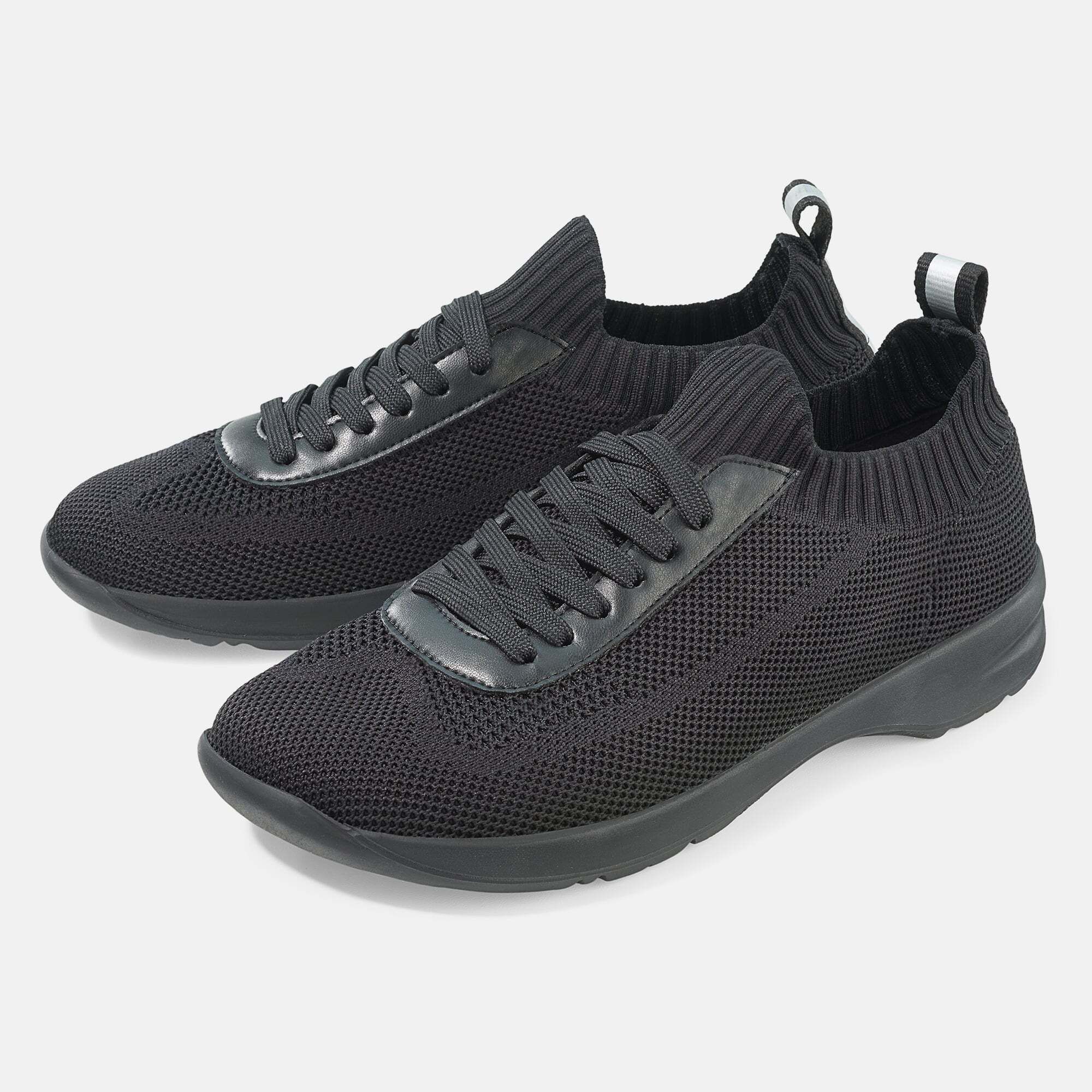 Zwei schwarze Herren-Schnürschuhe. Mesh-Obermaterial, Schnürsenkel, breite Passform. Details: Leder-Applikationen, Zuglasche mit Streifen.