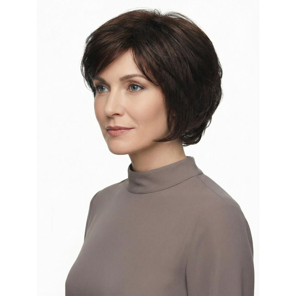 Kurzhaarperücke in Braun. Frau mit braunem Rollkragen. Seitliche Ansicht.
