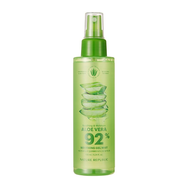 Grüne Sprühflasche mit Aloe Vera-Motiv. Text: Aloe Vera 92%. Marke: NATURE REPUBLIC. Transparente Flüssigkeit sichtbar.