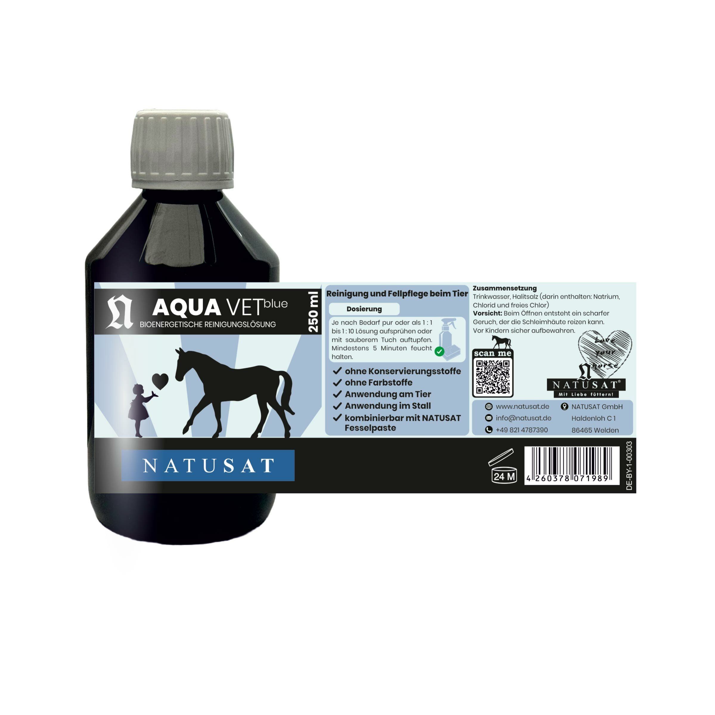 Blaue Flasche mit Etikett. Text: AQUA VET blue, Insektizide Reinigungslösung. Logo: Natusat. Abbildung: Pferd und Kind. Aufschrift: Reinigung und Fellpflege beim Tier.