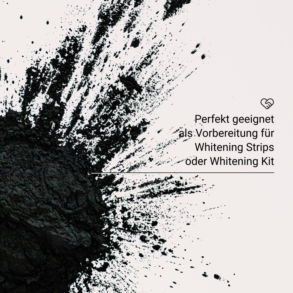 Schwarzes Pulver auf weißem Hintergrund. Text: Perfekt geeignet als Vorbereitung für Whitening Strips.