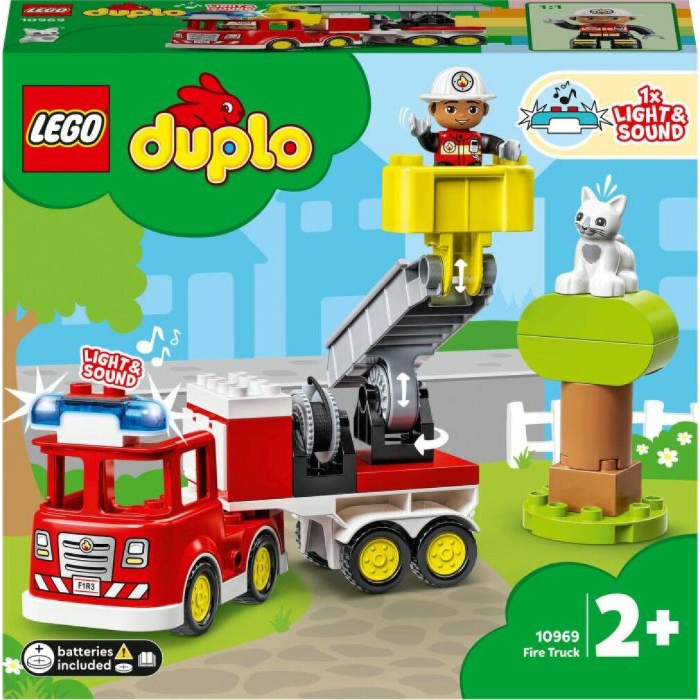 LEGO Duplo Feuerwehrauto-Set. Rotes Feuerwehrauto mit gelber Leiter, Figur, Katze und Baum. Verpackung mit Logo und Altersempfehlung.