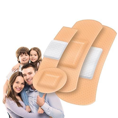 Hautfarbene Pflaster-Strips in verschiedenen Größen. Familie im Hintergrund.