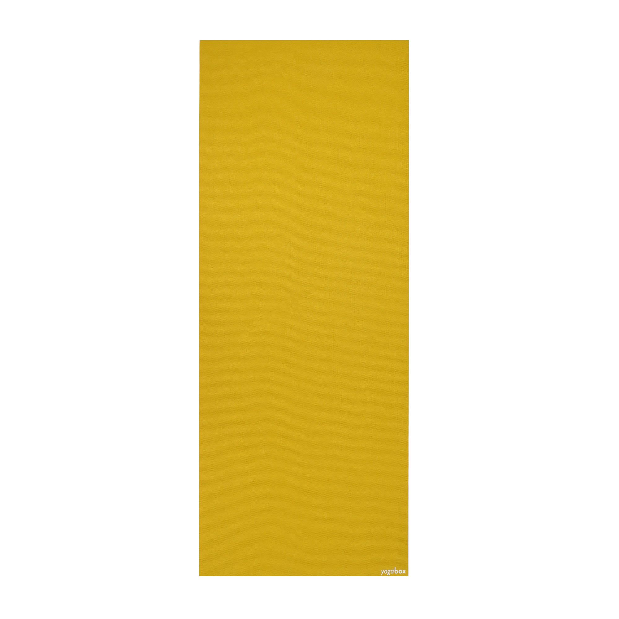 Ausgebreitete gelbe Yogamatte auf weißem Hintergrund, mit kleinem Logo.
