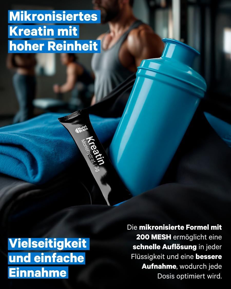 Mikronisiertes Kreatin 3g Stick neben einer blauen Shaker-Flasche, für Vielseitigkeit und einfache Einnahme.