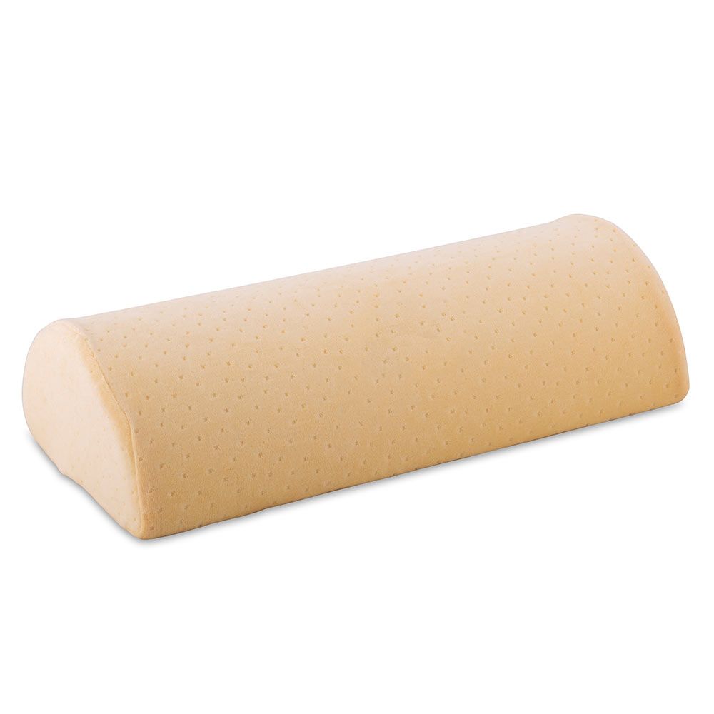 Beige Lendenkissen, zylindrisch mit abgerundeten Enden. Oberfläche mit kleinen Löchern. Liegt auf weißem Hintergrund.