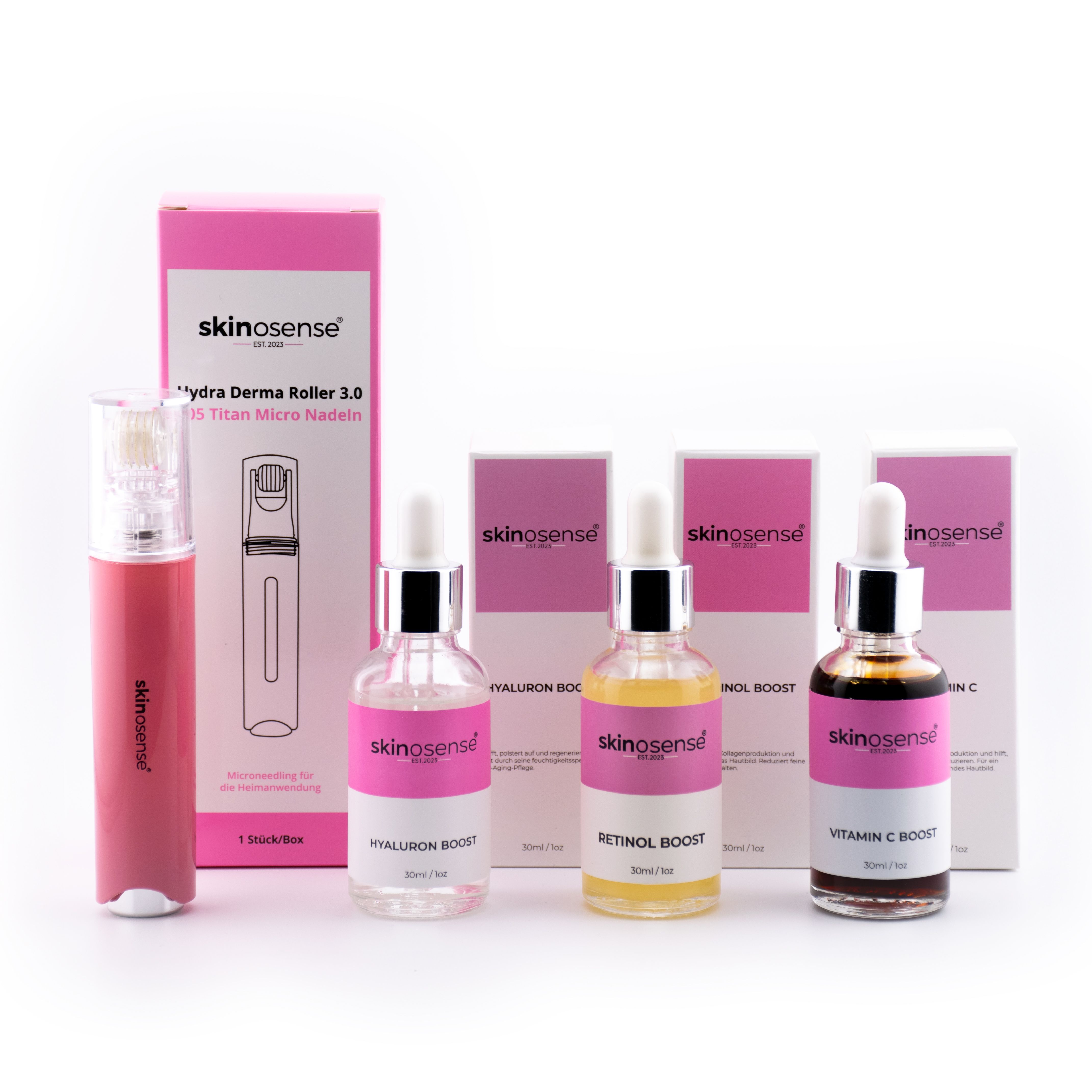 Set mit Hydra Derma Roller, Seren und Verpackungen. Rosa und weiße Elemente. Beschriftung: Skinosense, Hyaluron Boost, Retinol Boost, Vitamin C Boost.