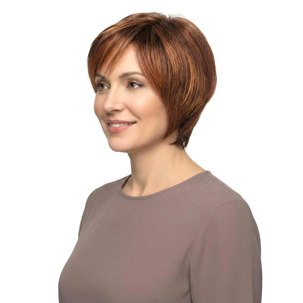 Perücke Sabine von Lofty. Kurze, rotbraune Kunsthaarperücke mit Pony. Frau mit Perücke, Seitenansicht.