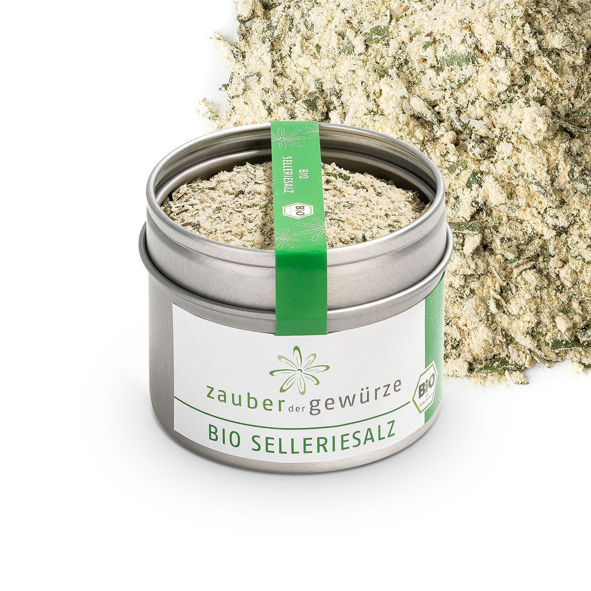 Geöffnete Dose Bio Selleriesalz. Grün-weißes Etikett mit Logo und Schriftzug. Grünes Band am Deckel. Bio-Siegel. Streusel daneben.