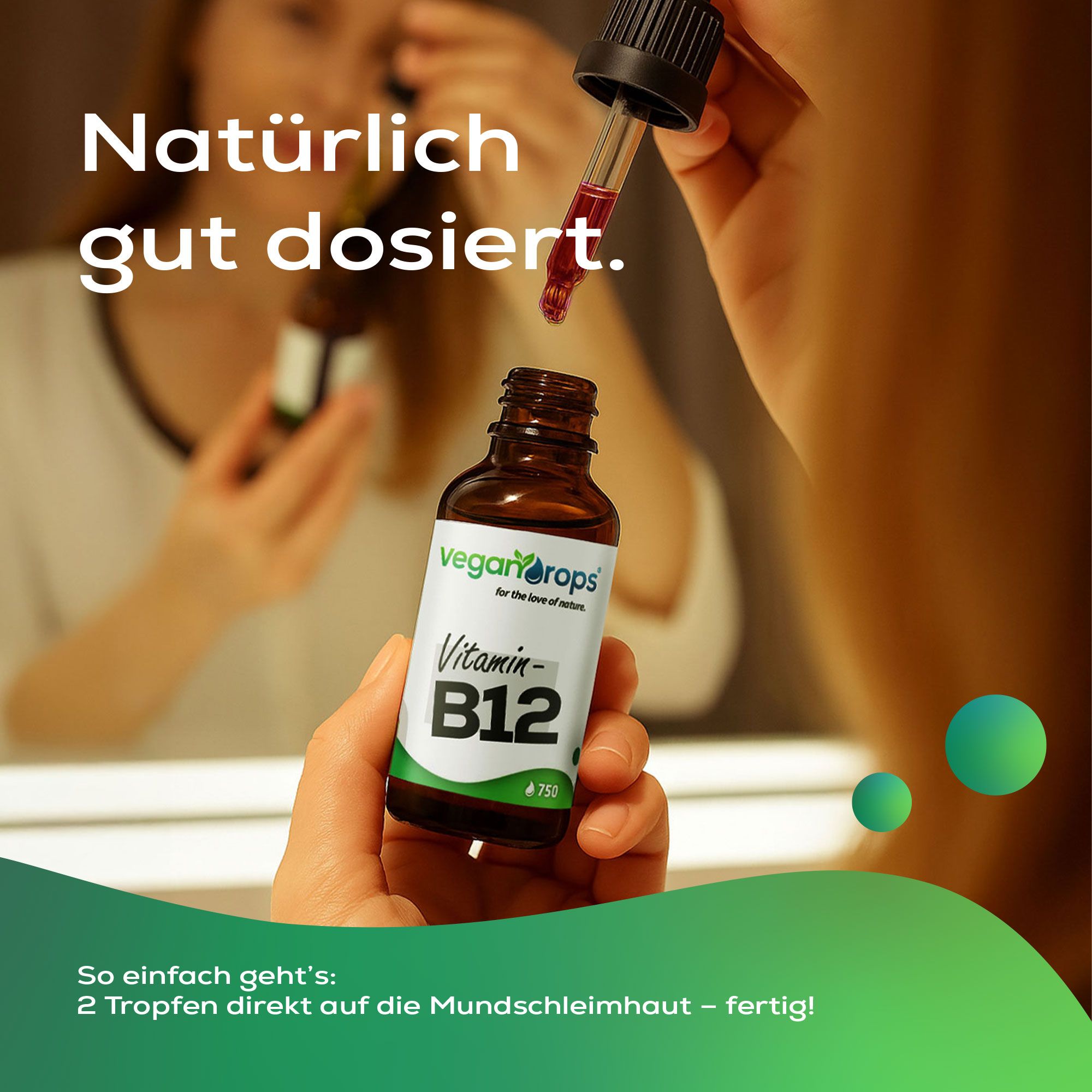 Person hält Flasche mit Tropfer. Flasche: "Vegan Drops", "Vitamin B12". Tropfen fallen in Spiegel. Grüne Akzente.