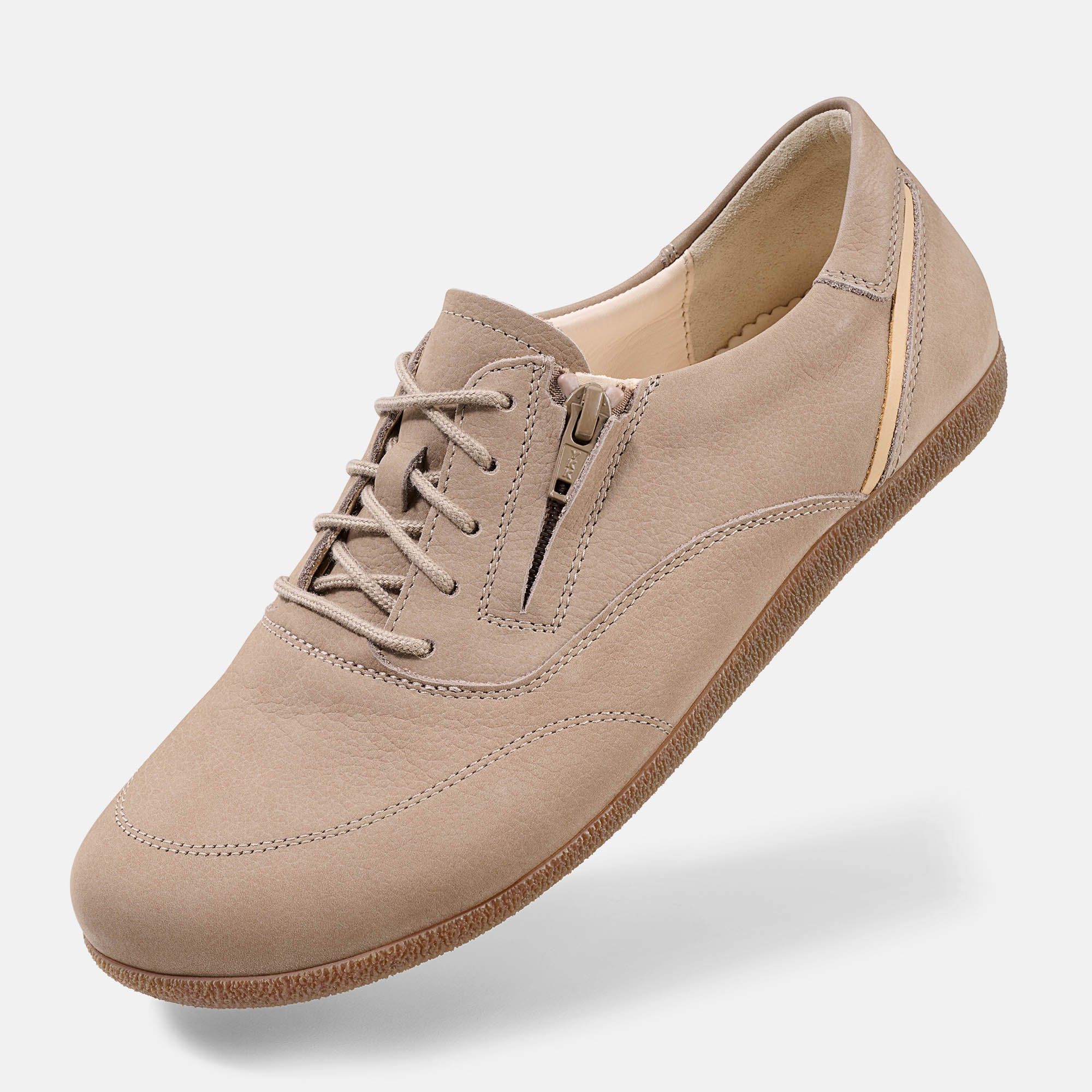 Beige Schnürschuh mit seitlichem Reißverschluss. Flache Sohle, hellbraune Schnürsenkel. Einzelner Schuh, leicht schräg.