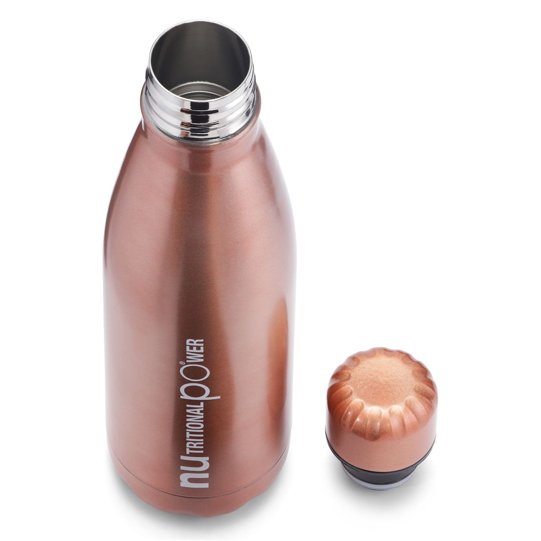 Roséfarbene Edelstahl-Trinkflasche mit abgeschraubtem Deckel. Aufschrift: nutritional power. Deckel daneben.