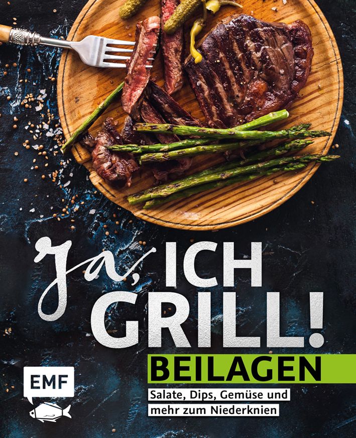 Holzbrett mit gegrilltem Fleisch, Spargel und Gewürzgurken. Text: Ja, ich grill! Beilagen. Salate, Dips, Gemüse und mehr.