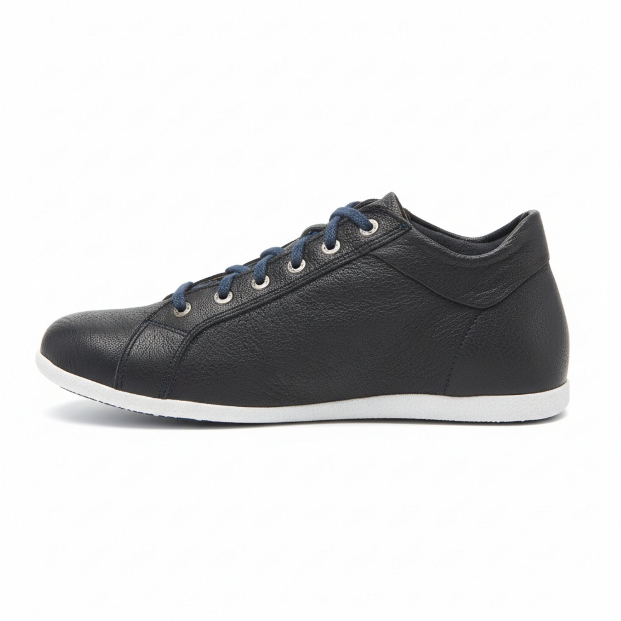 Schwarze Stiefelette mit blauen Schnürsenkeln und weißer Sohle. Seitenansicht.