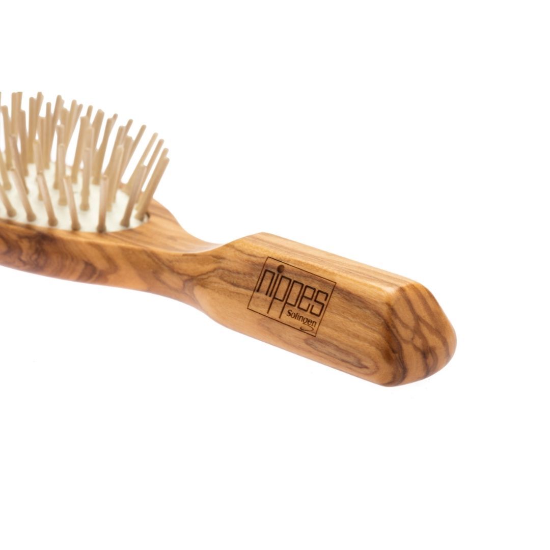Spazzola per capelli in legno d'ulivo con perni in legno. Manico con logo.