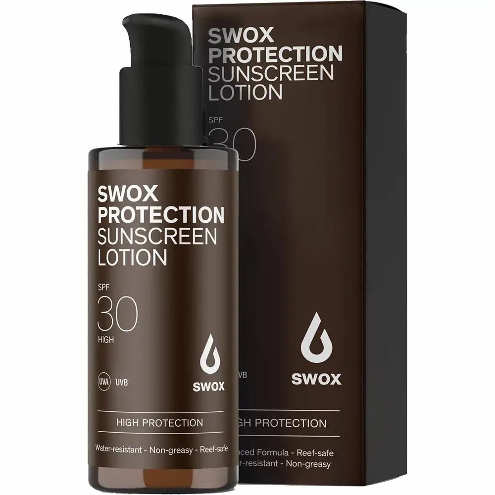 Braune Flasche mit SWOX Sonnenschutz Lotion SPF30. Schwarzer Pumpdeckel. Text: High Protection, Wasserfest, Reef-safe.