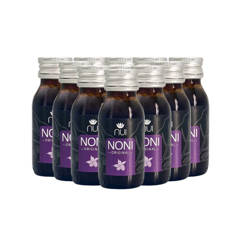 Mehrere Flaschen NUI NONI ORIGINAL. Braune Flüssigkeit in Glasflaschen mit silbernen Deckeln. Lila Etikett mit Logo und Blüte.