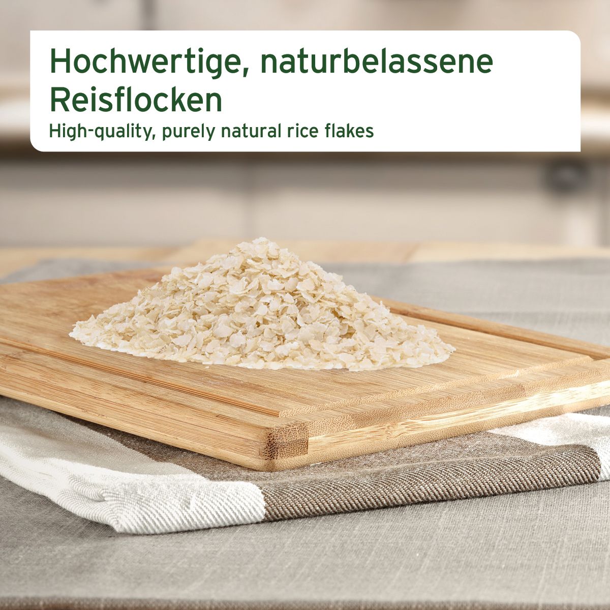 Reisflocken auf Holzbrett. Text: Hochwertige, naturbelassene Reisflocken.