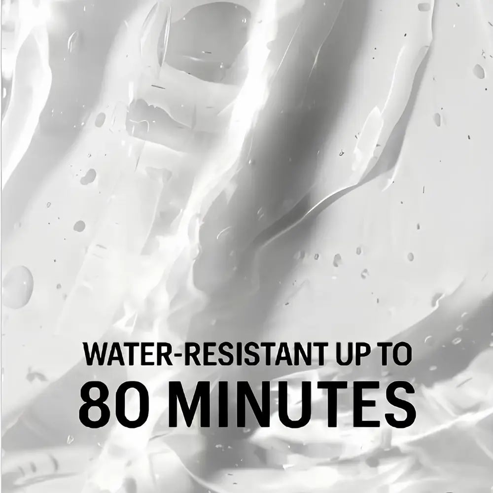 Nahaufnahme einer transparenten, gelartigen Substanz mit Text: WATER-RESISTANT UP TO 80 MINUTES.