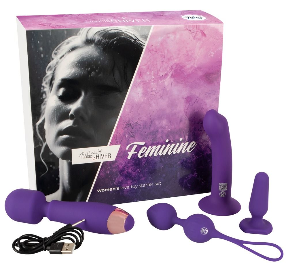 Produkt-Set "Feminine" mit Vibrator, Dildo, Butt Plug und Liebeskugeln. Verpackung im Hintergrund. Alle Produkte sind lila.