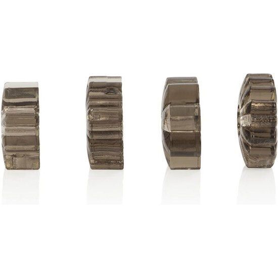 Vier graue Ringe, Seitenansicht. Unterschiedliche Designs mit geriffelter Oberfläche.