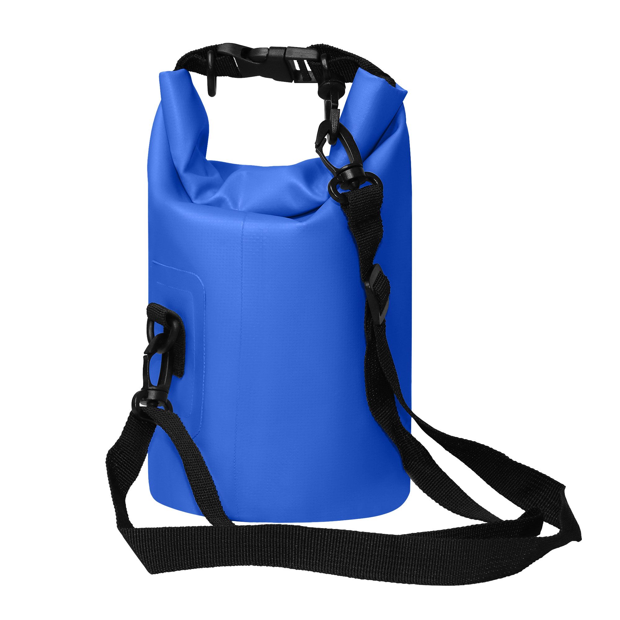 Blauer Packsack mit schwarzem Schultergurt. Rückansicht. Mit Clipverschlüssen.