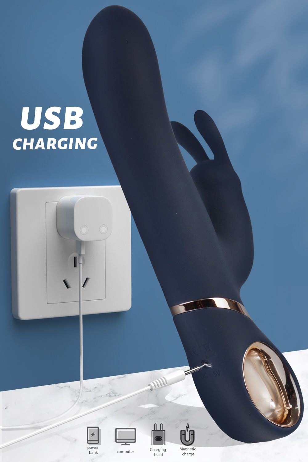 Dunkelblauer Vibrator mit Hasenohren-Aufsatz. USB-Ladeanschluss. Text: 'USB CHARGING'. Netzteil sichtbar.