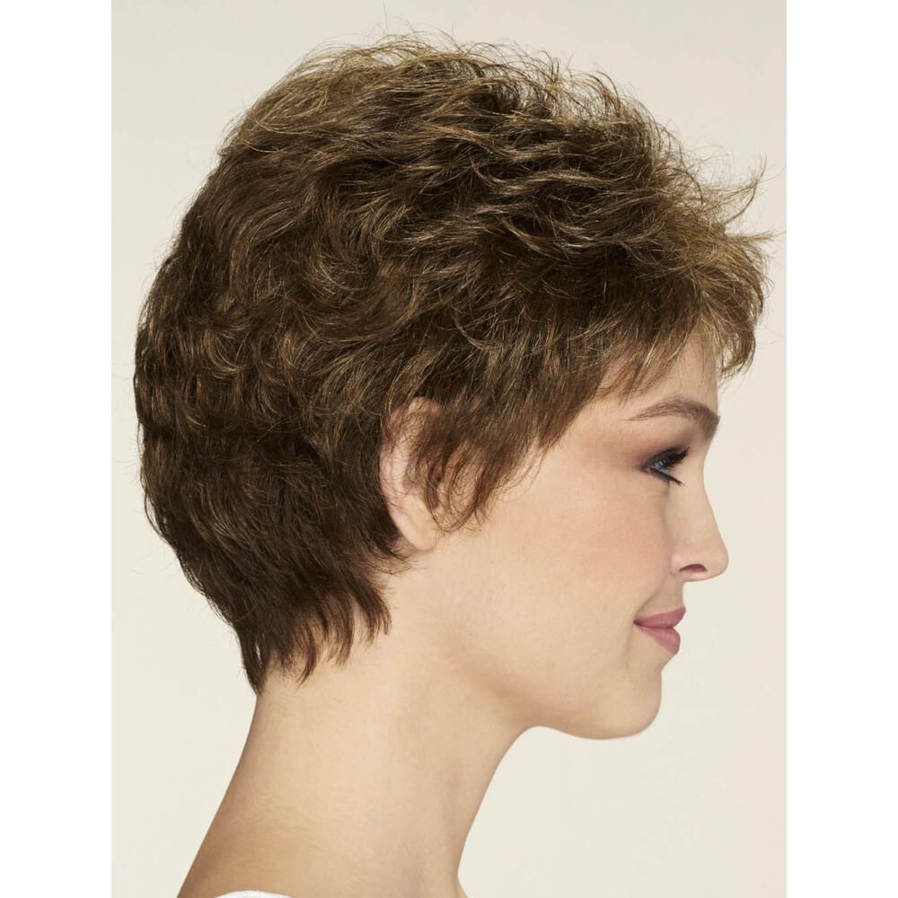 Kurzhaarperücke BREMEN von DELUXE. Braun-meliertes Haar, leicht gewellt. Seitenansicht einer Frau mit Perücke.