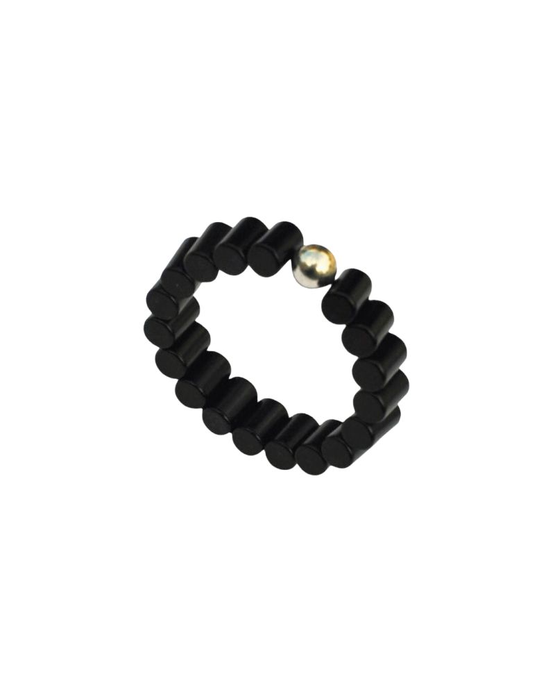 Schwarzer Ring mit zylindrischen Elementen und silberner Kugel. Wellness-Produkt.