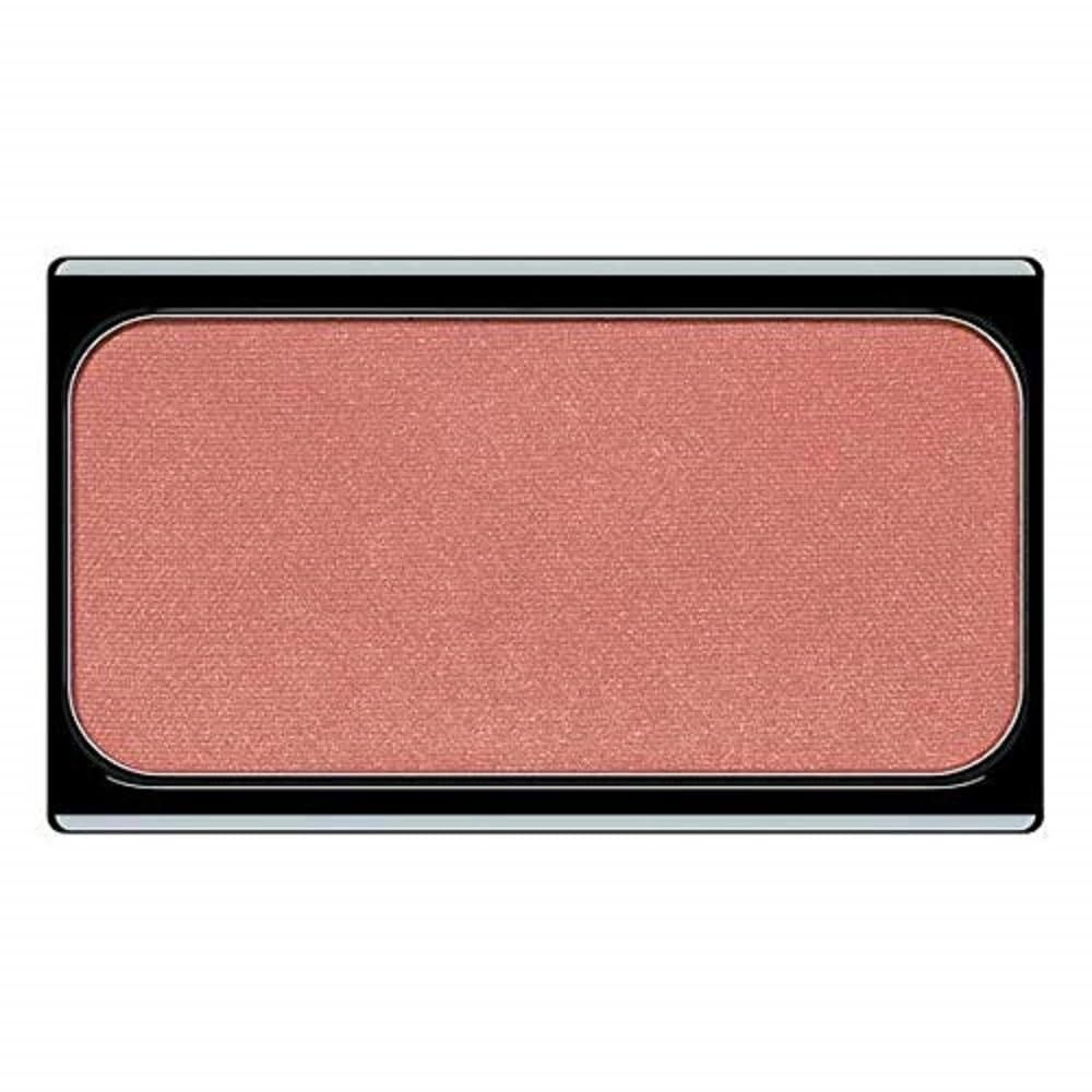 Rechteckiger Blusher in einem schwarzen Behälter. Die Farbe ist ein Korallenrosa.