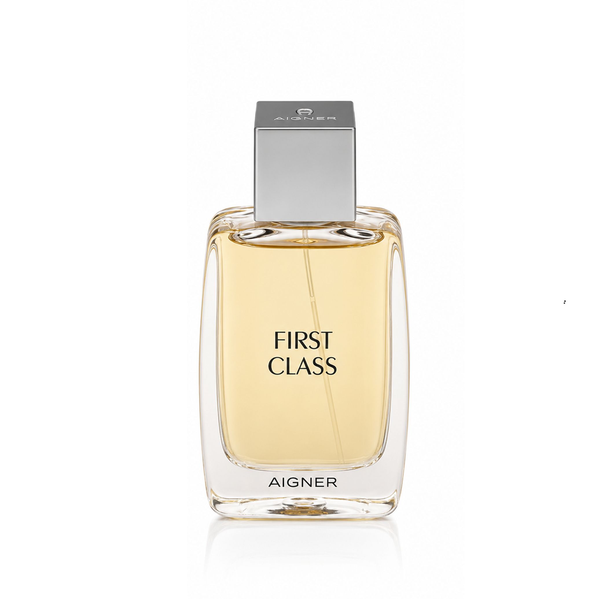 Aigner First Class EdT Nat. Spray Flakon mit gelblichem Inhalt und silbernem Verschluss.