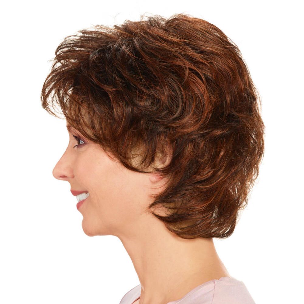 Kurzhaarperücke, rotbraun, gewellt. Profil einer Frau mit Perücke. Helle Haut, rosa Oberteil.