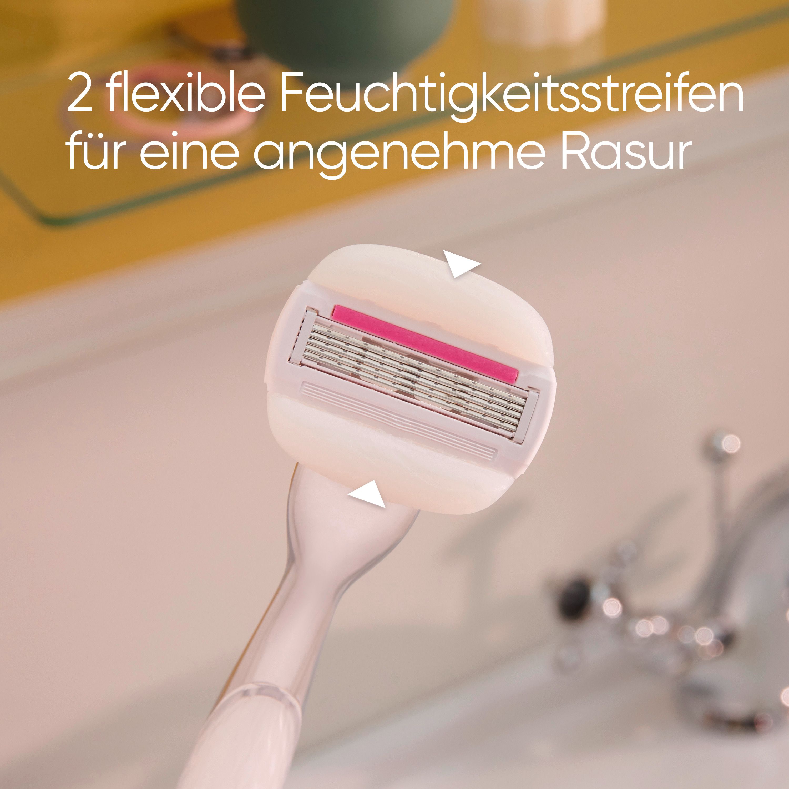 Nahaufnahme des Rasierklingenkopfes. Zwei flexible Feuchtigkeitsstreifen. Rosa Streifen in der Mitte.
