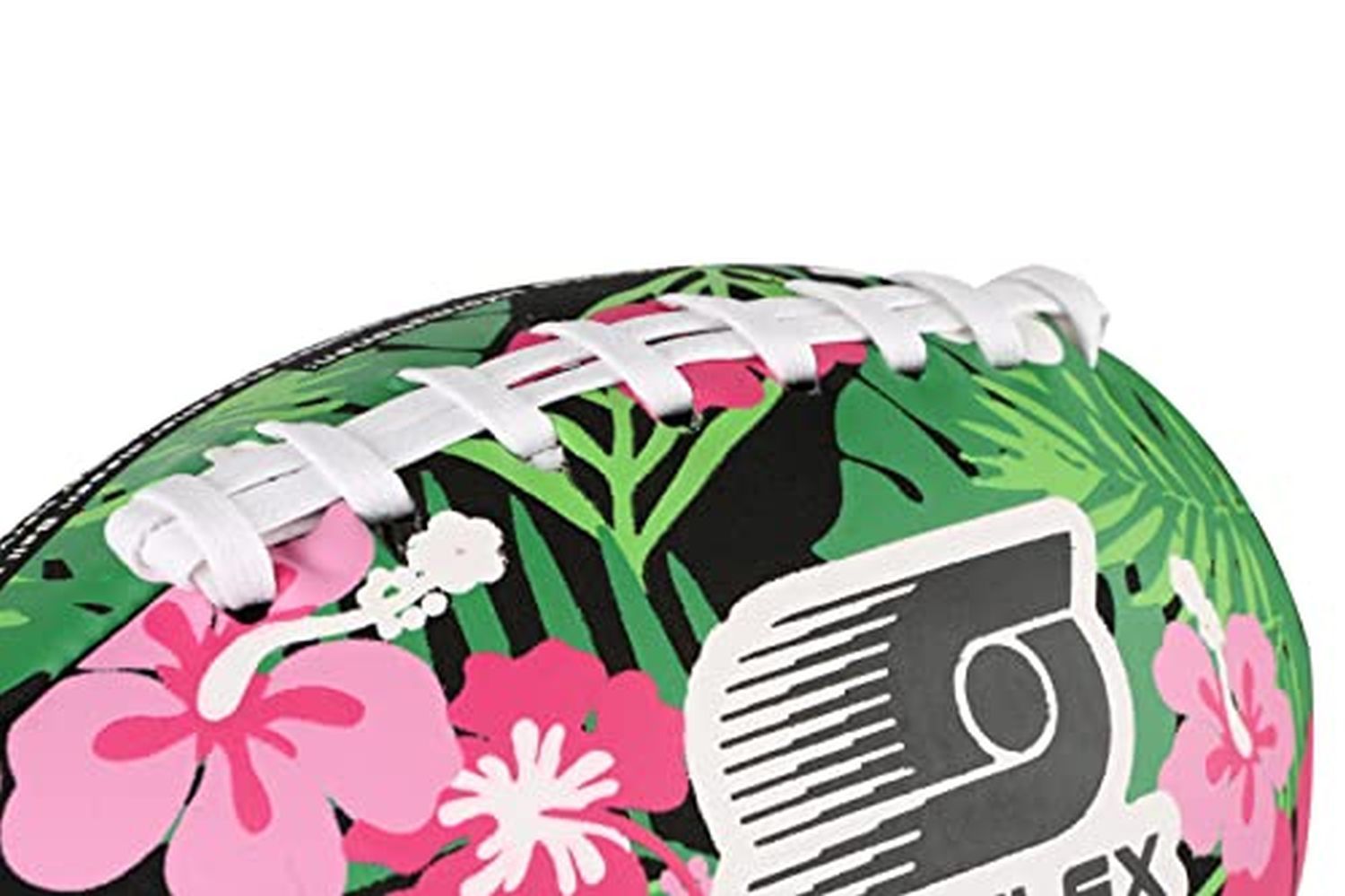 Nahaufnahme des American Footballs. Weiße Schnürung und tropisches Blumenmuster mit rosa Hibiskusblüten und grünen Blättern.