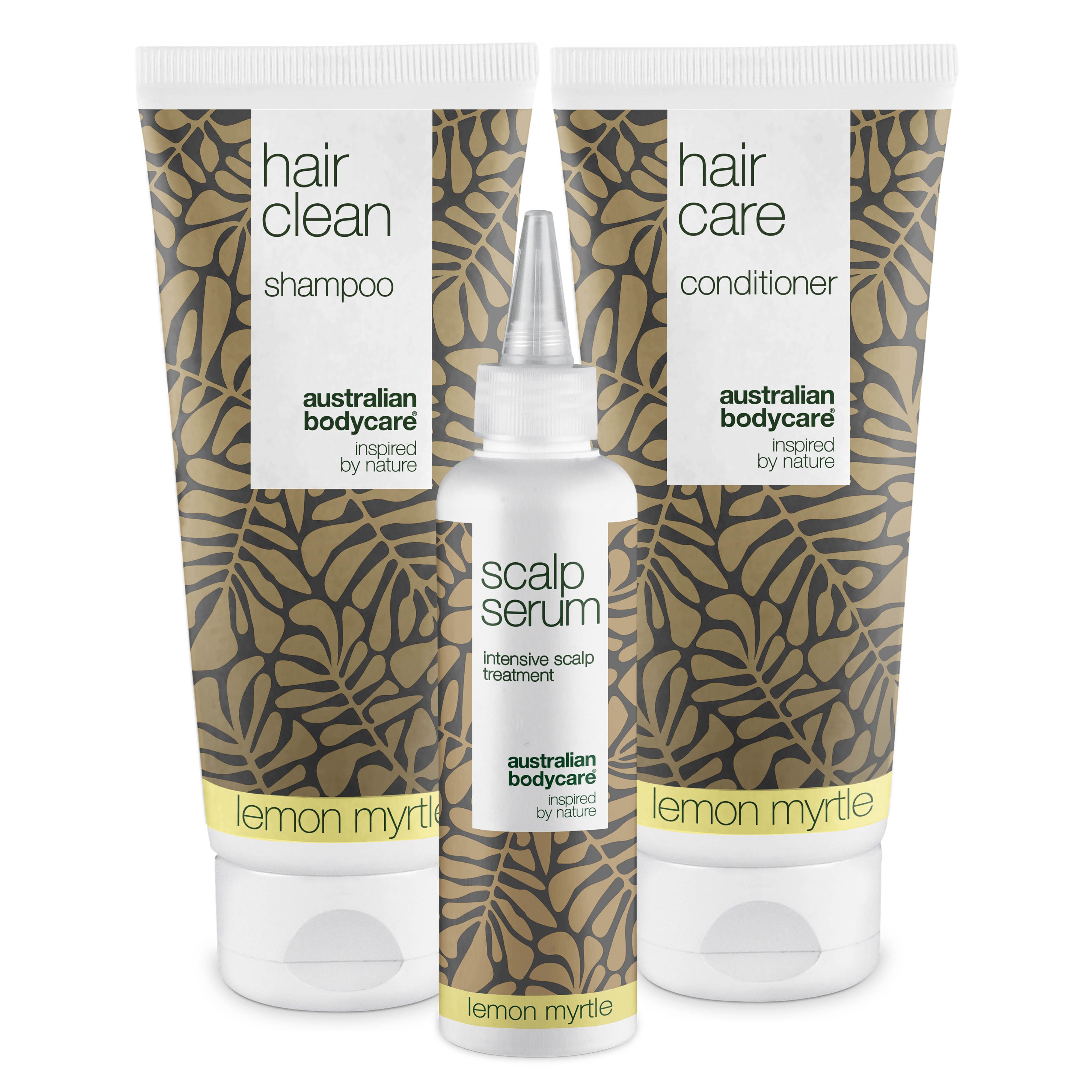 Drie producten: shampoo, conditioner en serum. Witte tubes met bruin patroon en gele opdruk. Opschrift: Lemon Myrtle.