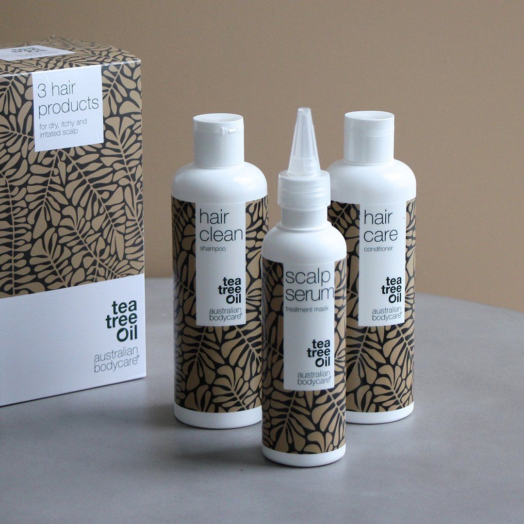 Trois bouteilles et une boîte avec l'inscription "3 Hair Products". Les bouteilles portent les mentions "Hair Clean", "Scalp Serum" et "Hair Care".