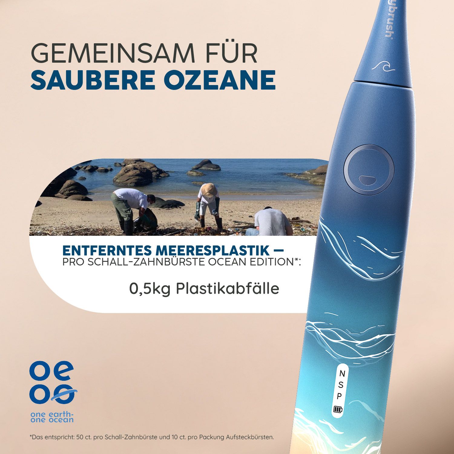 Blaue Schallzahnbürste mit Text über saubere Ozeane. Der Text zeigt eine Kampagne zur Entfernung von Meeresplastik.