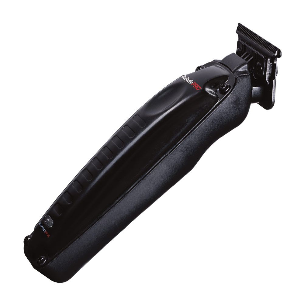 Schwarzer Trimmer. Marke BaByliss Pro. Schräge Ansicht. Griff mit Rillen. Logo und Schriftzug.