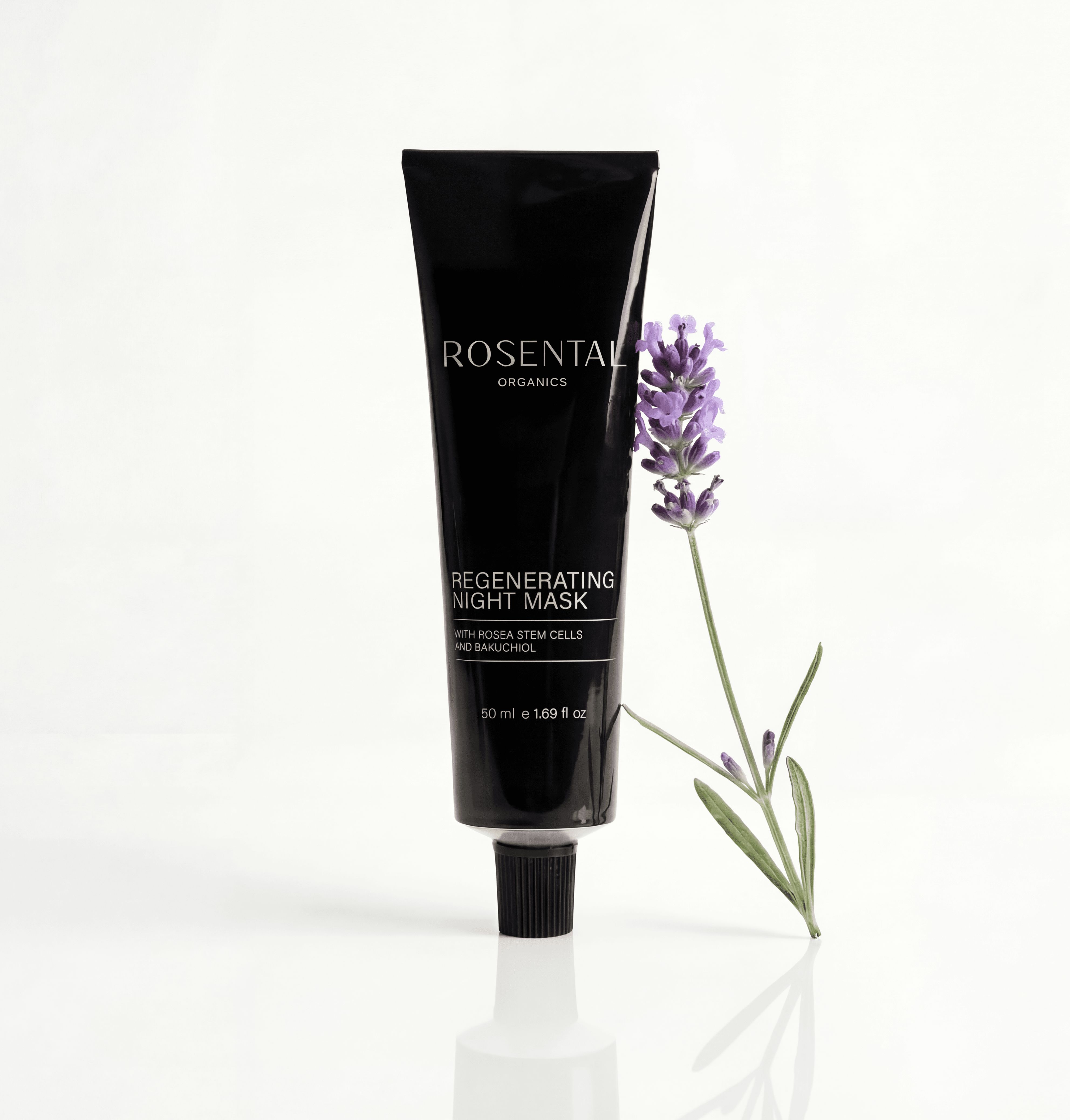 Schwarze Tube mit Regenerating Night Mask und Lavendelblüte. Aufschrift ROSENTAL ORGANICS.