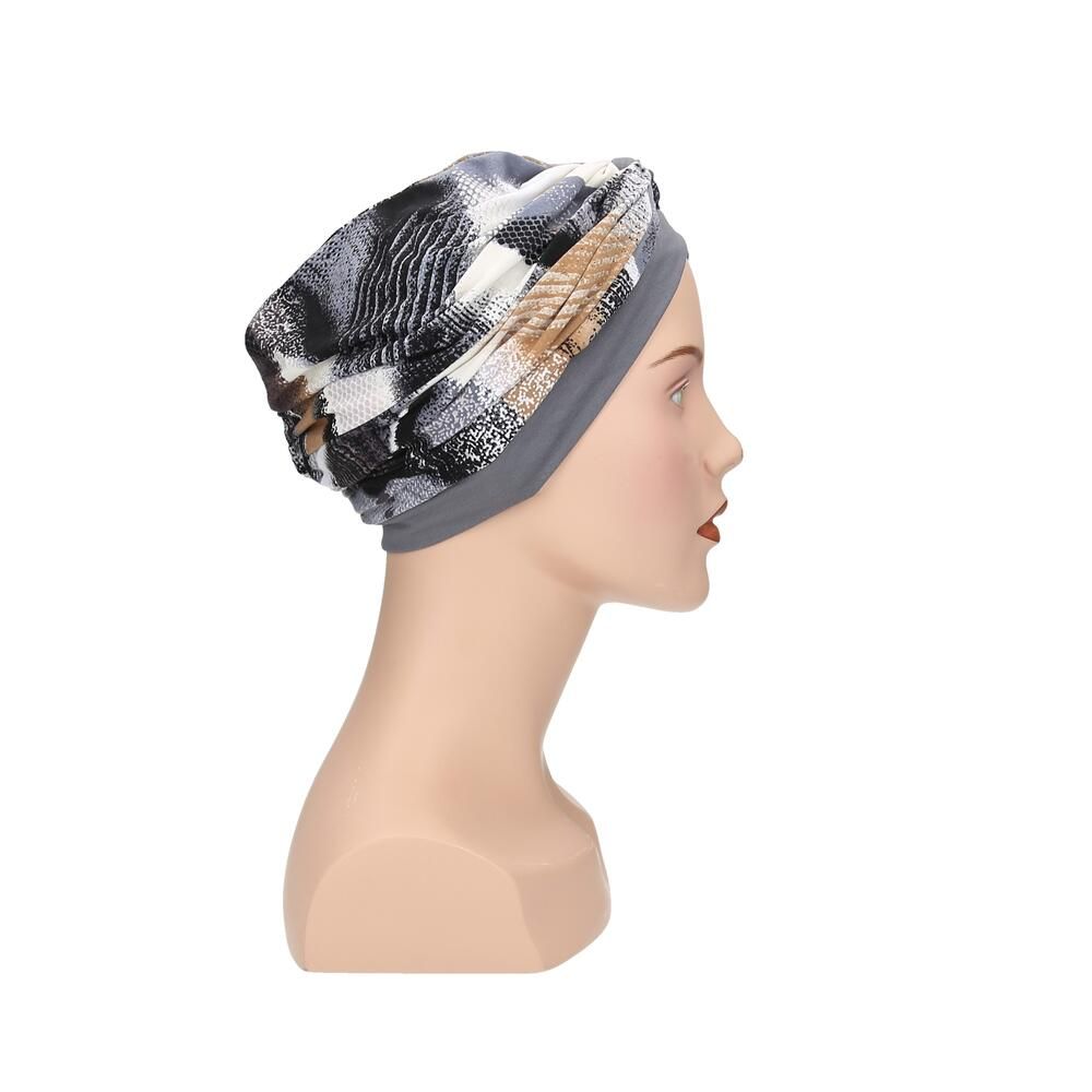 Turban auf Büste, Seitenansicht. Graue Basis, gemustertes Oberteil.